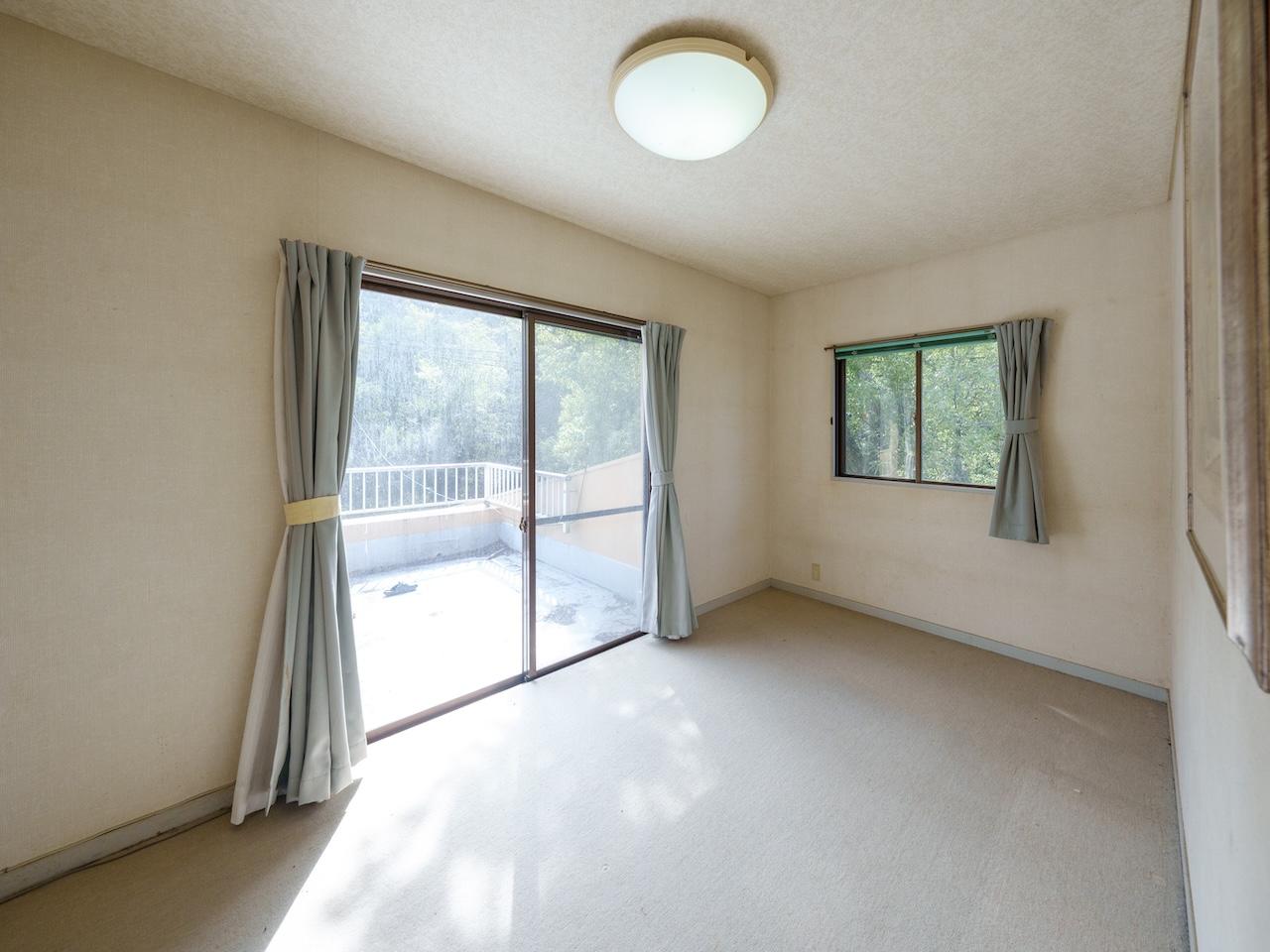 福岡市西区今宿青木の売買物件/2階洋室1。バルコニーもあります。