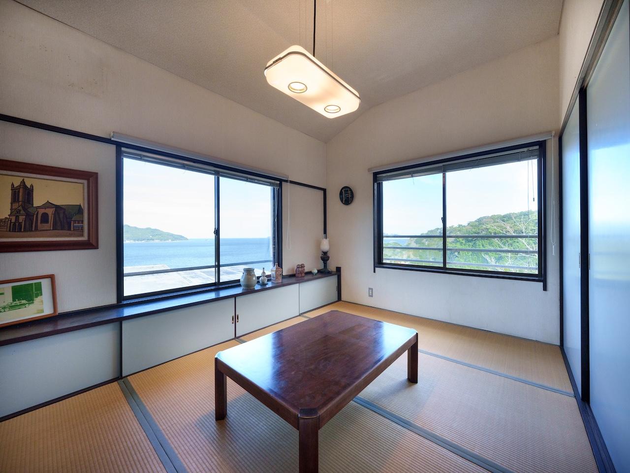 福岡市西区今宿青木の売買物件/2階和室。右の窓は緑、左の窓には海。