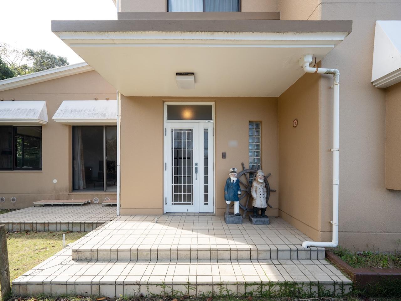 福岡市西区今宿青木の売買物件/建物1の玄関外。