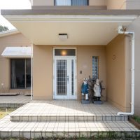 福岡市西区今宿青木の売買物件/建物1の玄関外。