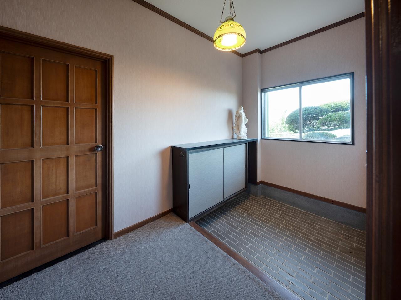 福岡市西区今宿青木の売買物件/建物2の玄関。