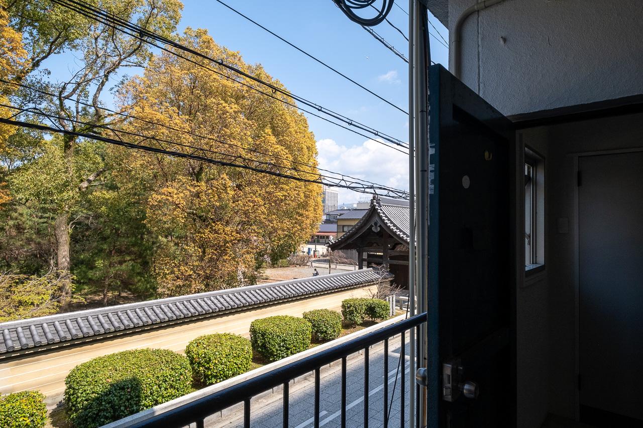 福岡市博多区御供所町の賃貸物件/玄関開けたらすぐお寺。