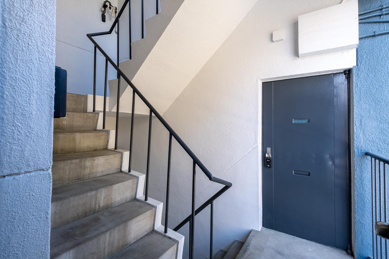 福岡市博多区御供所町の賃貸物件/シンプルで少し無骨な共用部。