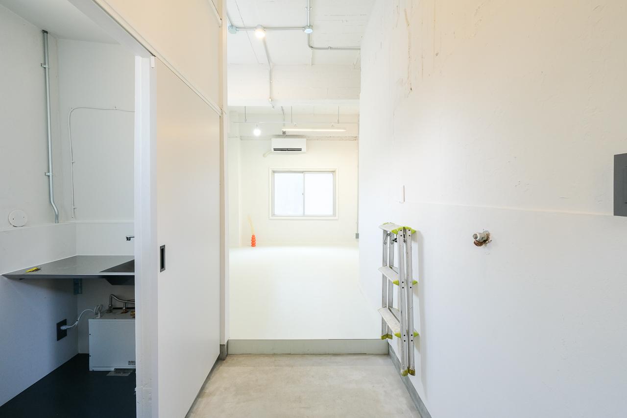 福岡市博多区御供所町の賃貸物件/引きで見るとこんな感じ。奥の窓は開けると駐車場。景色は良くありませんが、その分しっかり光が入るので、空間としてはむしろ気持ちよく感じられます。