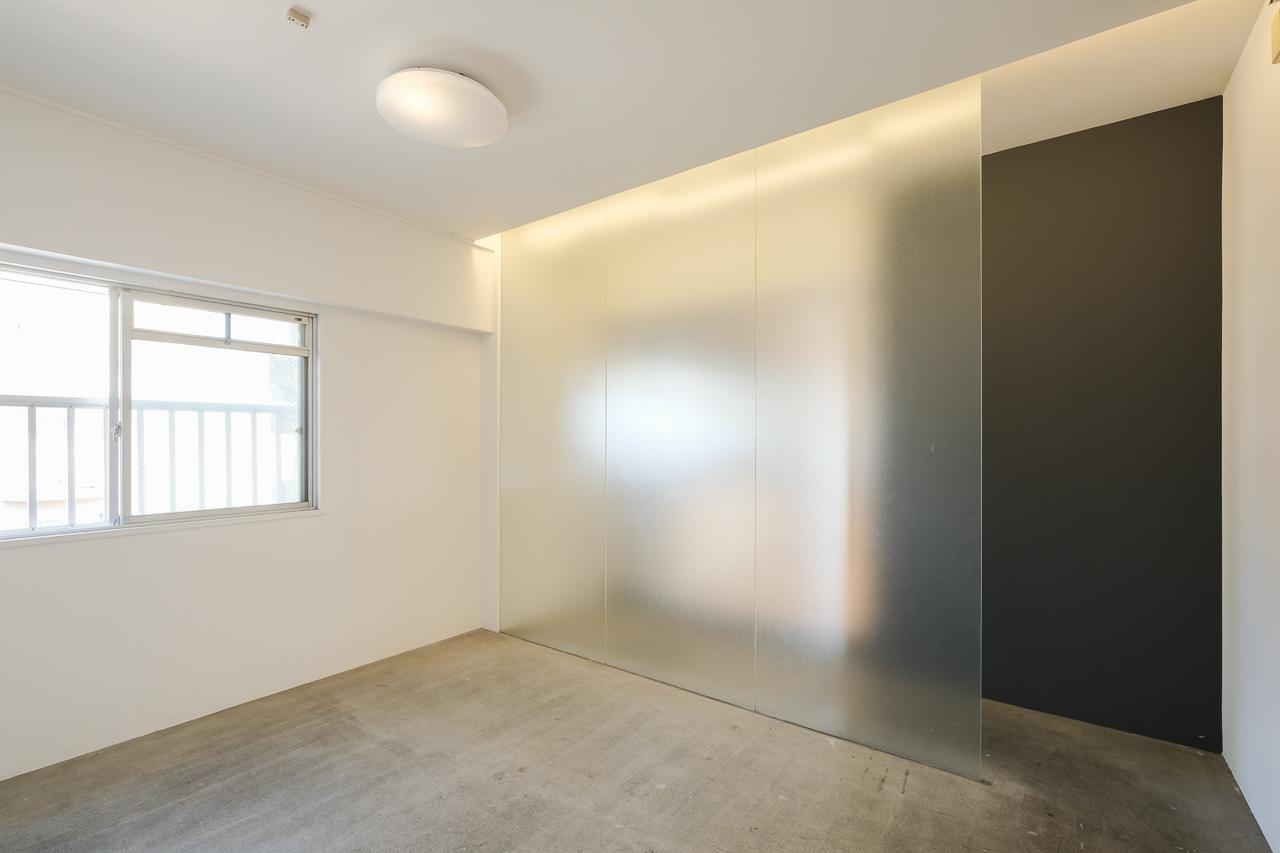 福岡市中央区桜坂の賃貸物件/土間とリビングをゆるやかにつなぐ、すりガラスの仕切り。