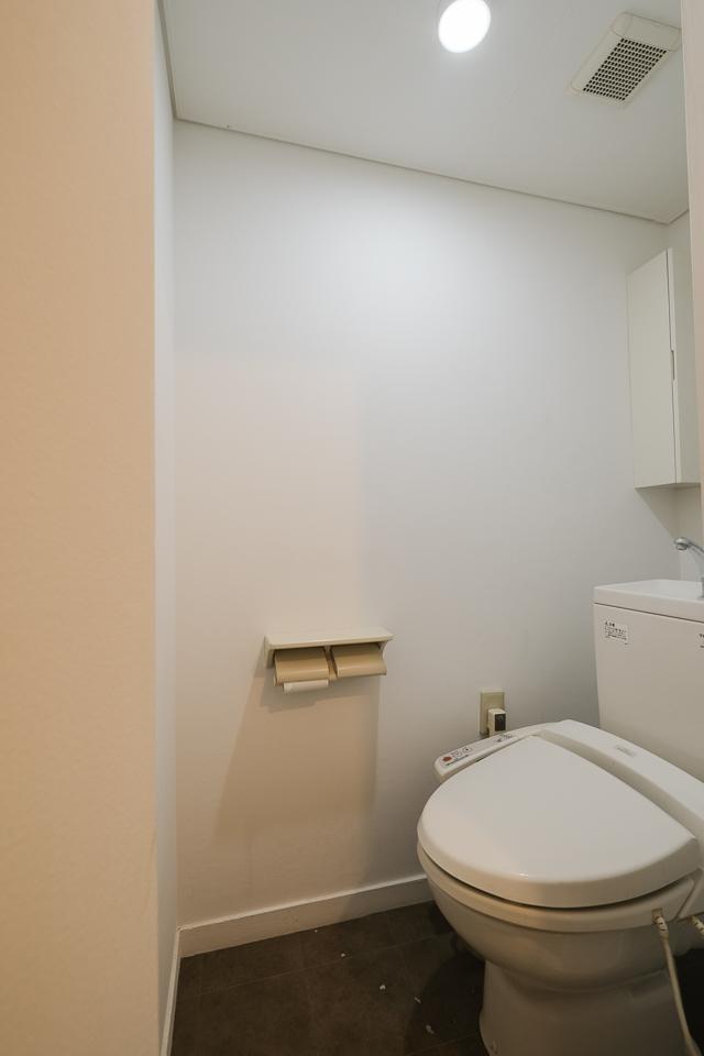 福岡市中央区桜坂の賃貸物件/トイレ、ちょい狭めです。