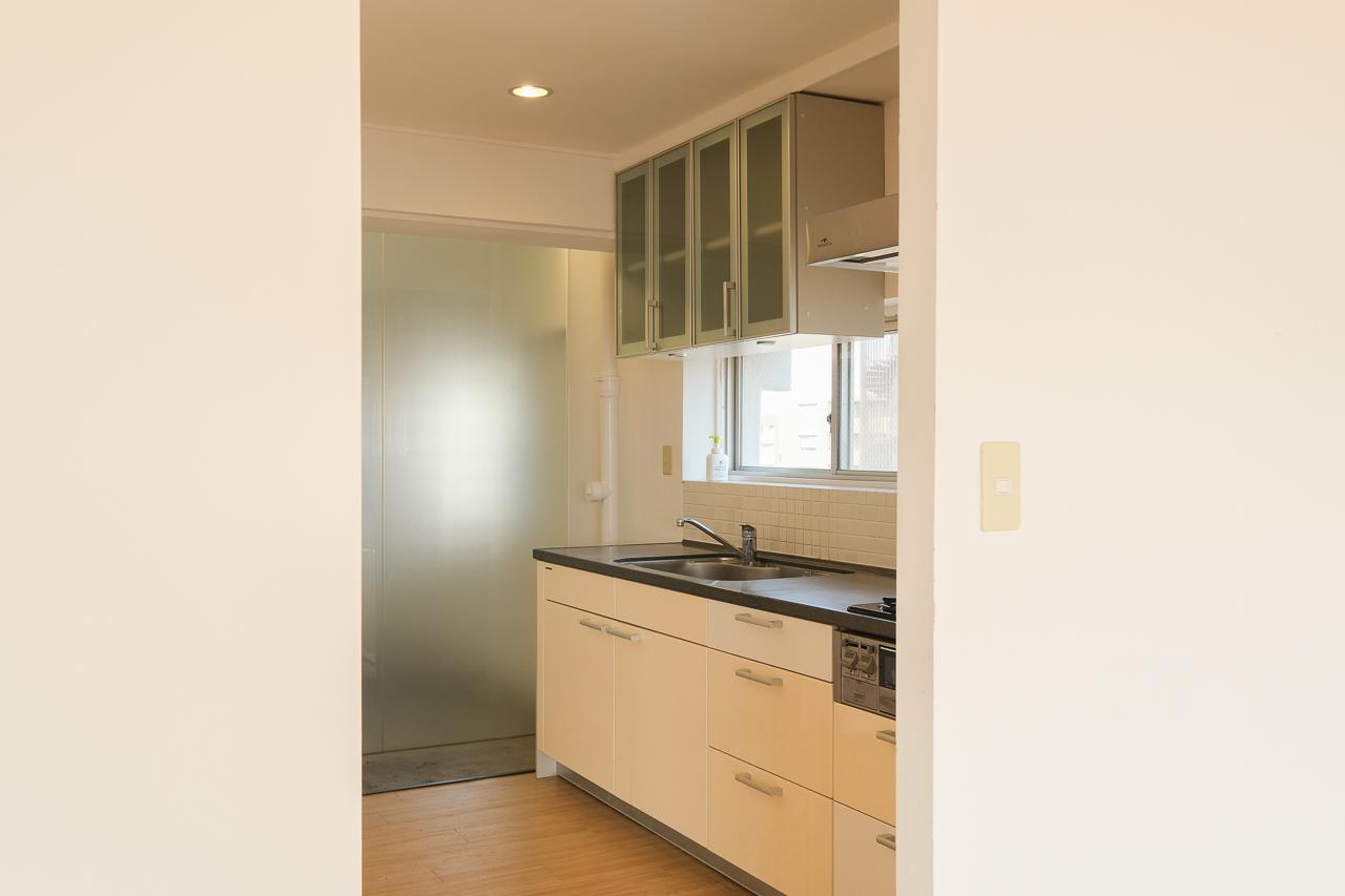 福岡市中央区桜坂の賃貸物件/壁越しのキッチン。