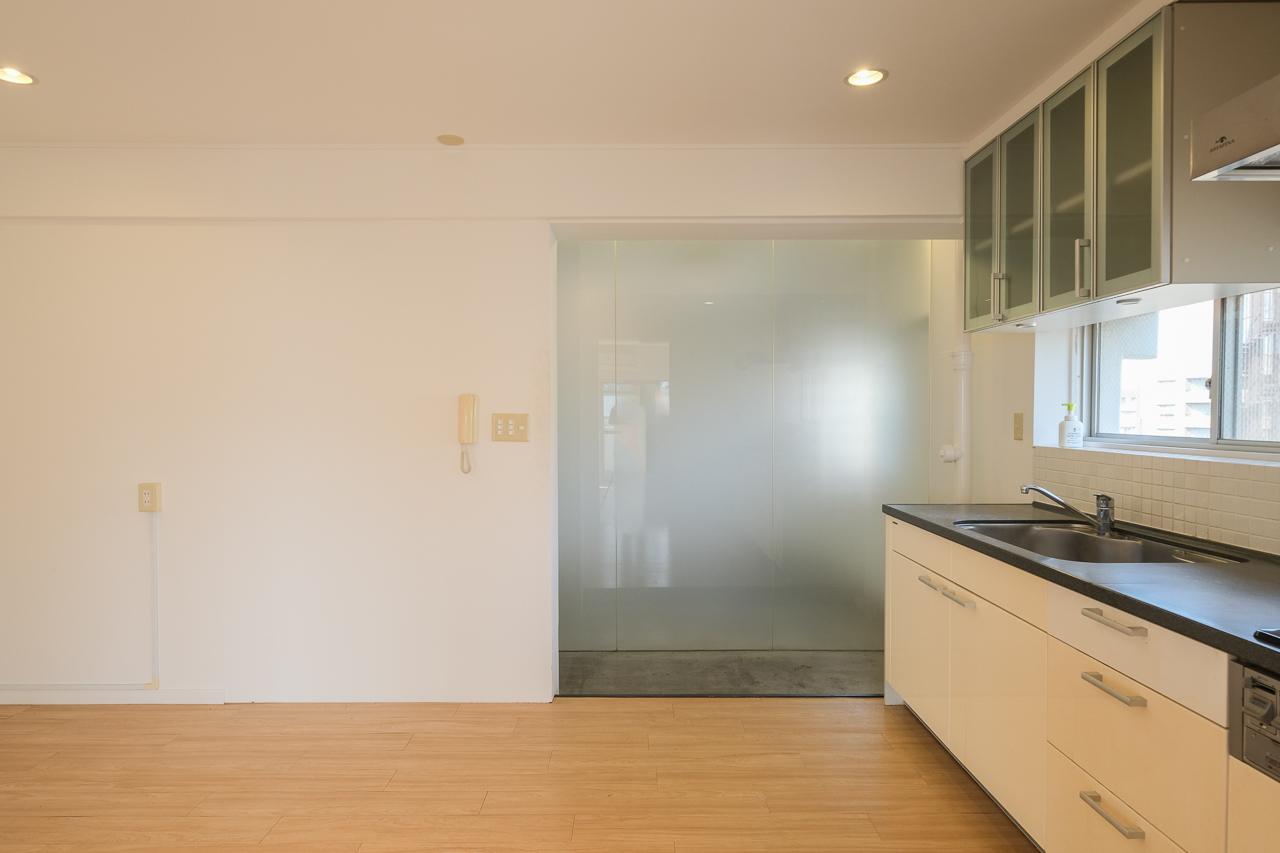 福岡市中央区桜坂の賃貸物件/すりガラス越しに、土間の気配。