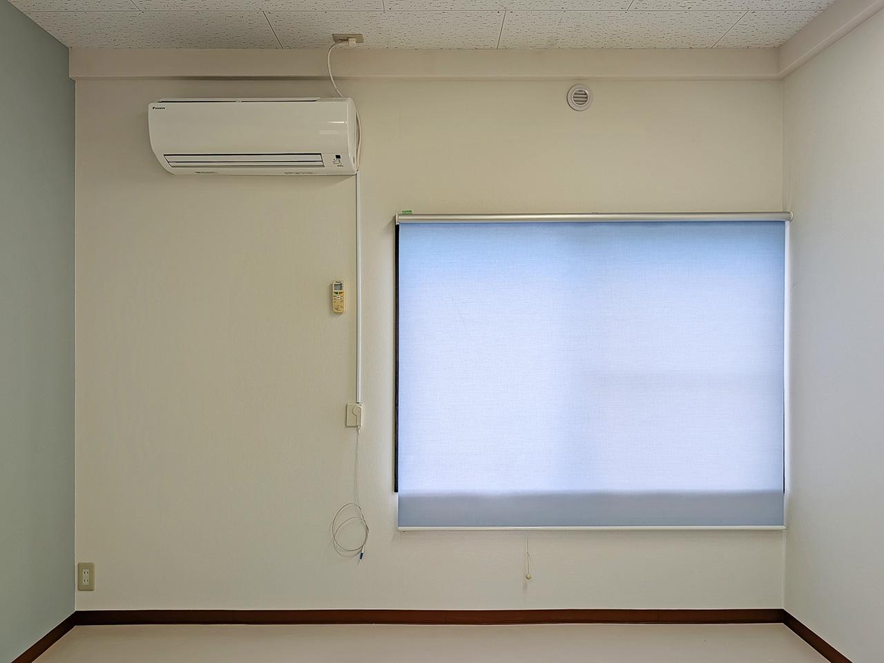 福岡市中央区桜坂の賃貸物件/ブルーのロールスクリーン付き。