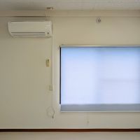 福岡市中央区桜坂の賃貸物件/ブルーのロールスクリーン付き。