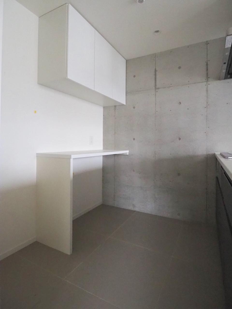 福岡市中央区今川の賃貸物件/キッチン後ろに収納も。