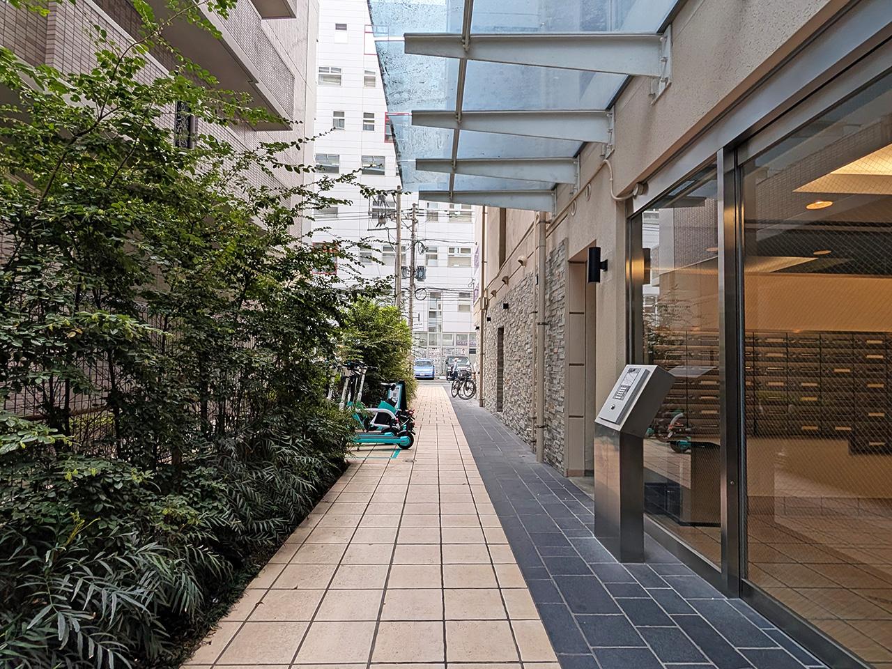 福岡市中央区薬院の賃貸物件/通りからのアプローチ。