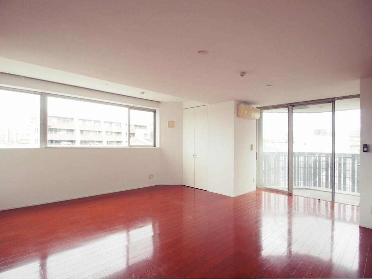 福岡市中央区唐人町の賃貸物件/リビング。北向きだけど窓が多くて明るい。