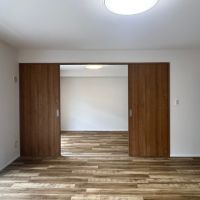 福岡市中央区平尾の売買物件/リビングのとなりの洋室はスライドドアで仕切られています。