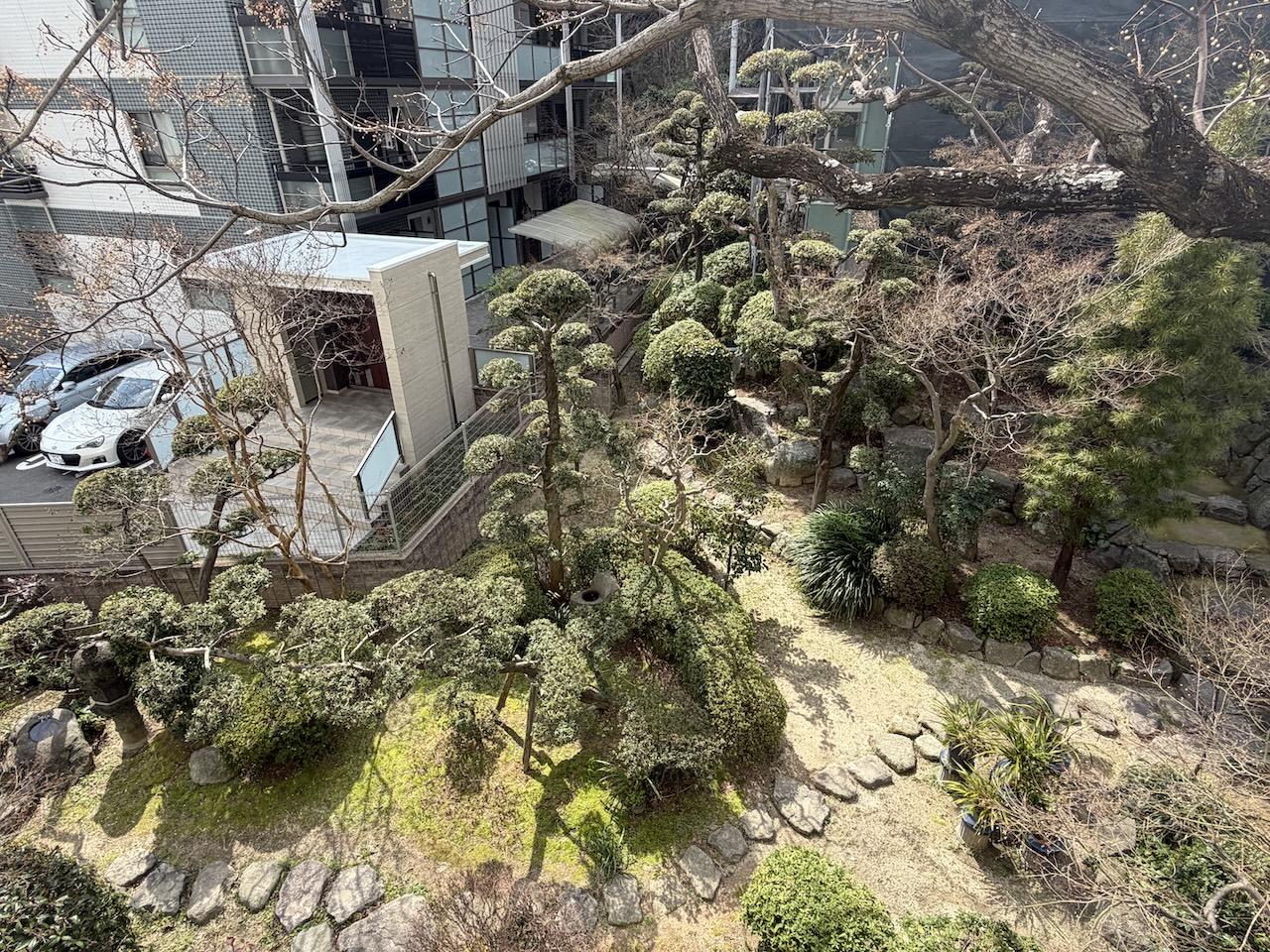 福岡市中央区平尾浄水町の賃貸物件/バルコニーから下を見ると立派な日本庭園。