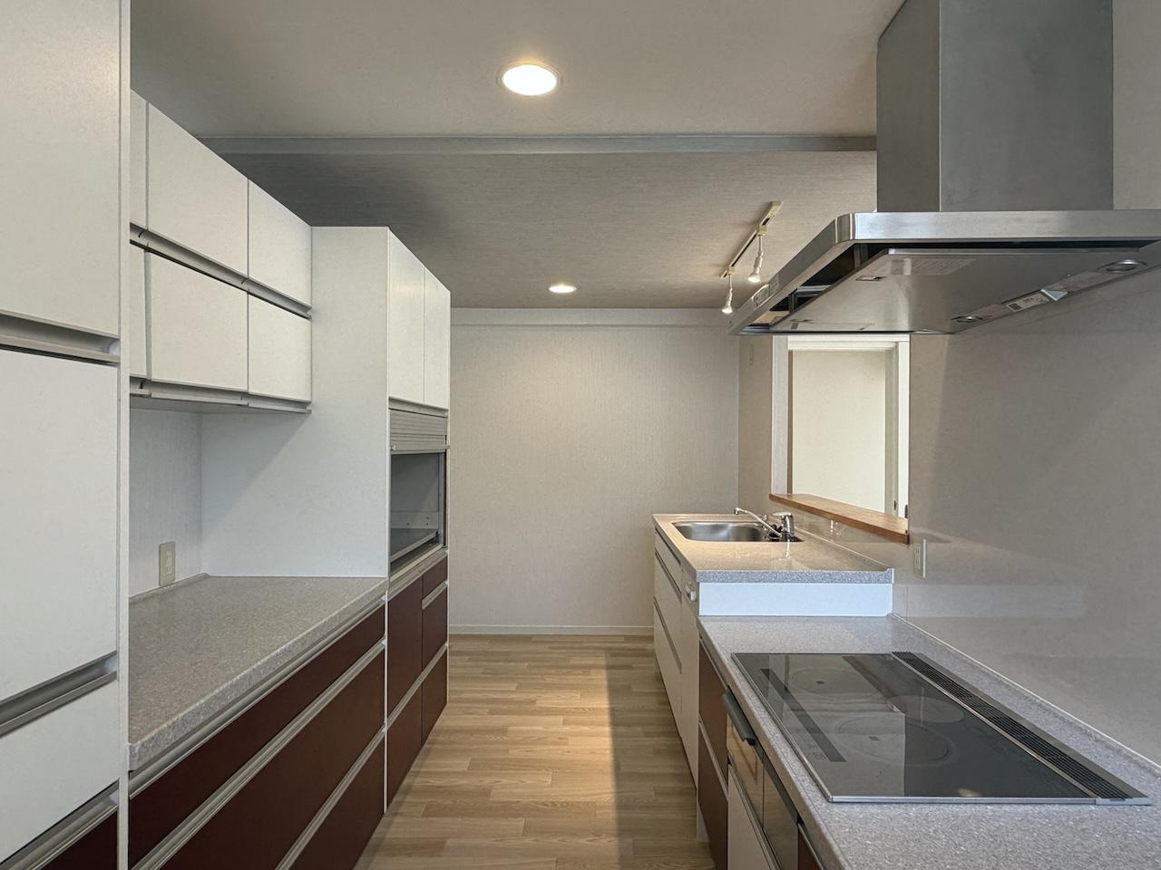 福岡市中央区平尾浄水町の賃貸物件/大きいキッチンにカップボード。収納力もあり料理好きにはたまらない。