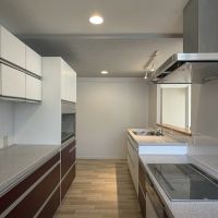 福岡市中央区平尾浄水町の賃貸物件/大きいキッチンにカップボード。収納力もあり料理好きにはたまらない。