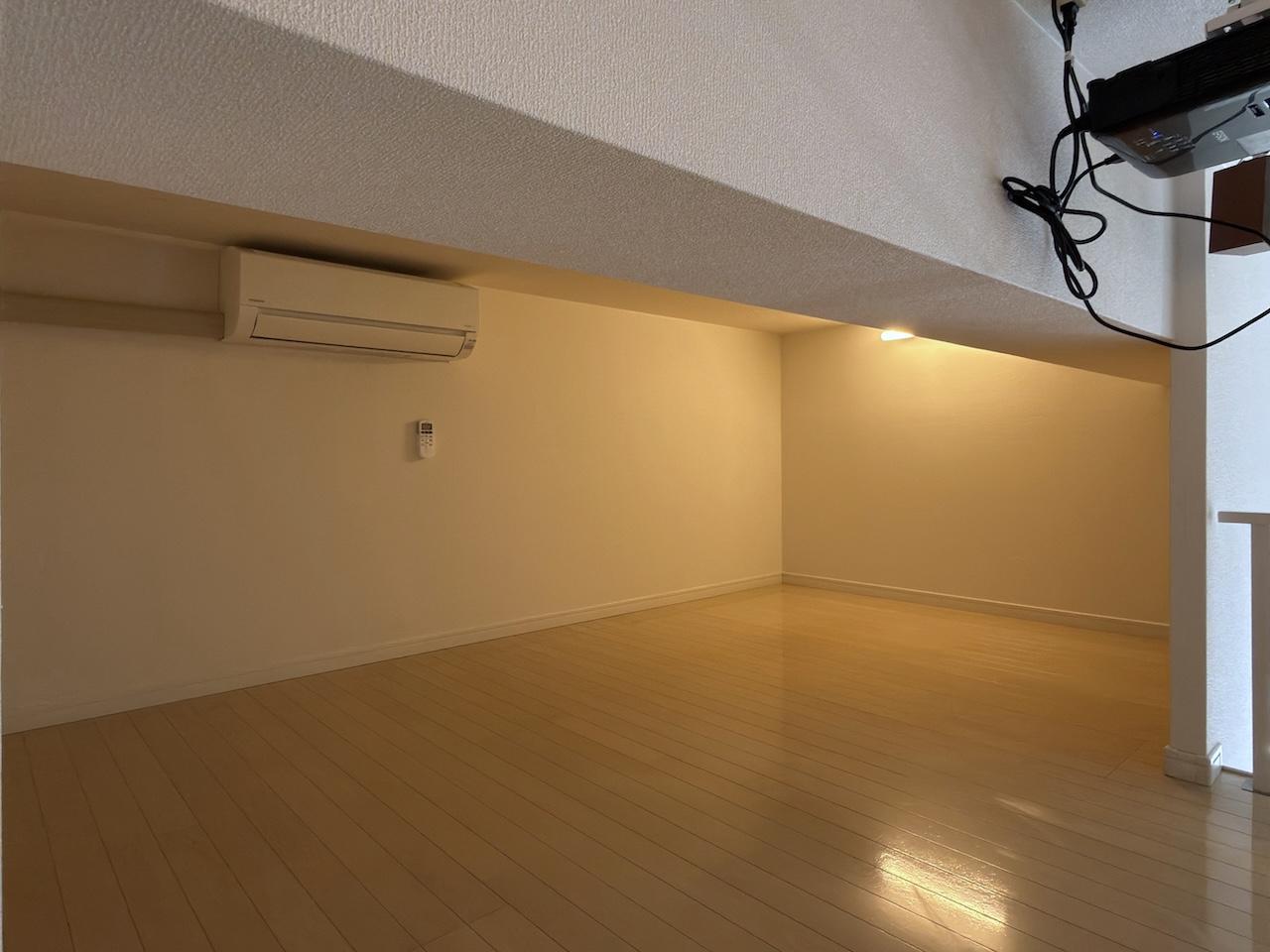 福岡市博多区美野島の賃貸物件/奥に布団をおけるスペース。エアコンも完備。
