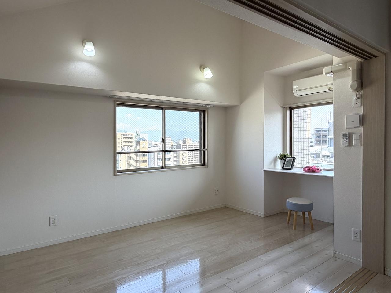 福岡市博多区美野島の賃貸物件/LDK横の洋室。角部屋なので窓多め。