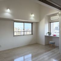 福岡市博多区美野島の賃貸物件/LDK横の洋室。角部屋なので窓多め。