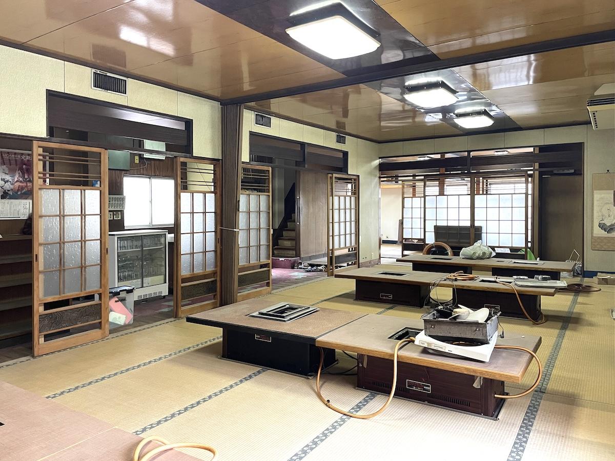 福岡県直方市須崎町の売買物件/2Fの客席。ビルドインの焼肉用ロースターが設置されています。