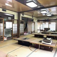 福岡県直方市須崎町の売買物件/2Fの客席。ビルドインの焼肉用ロースターが設置されています。