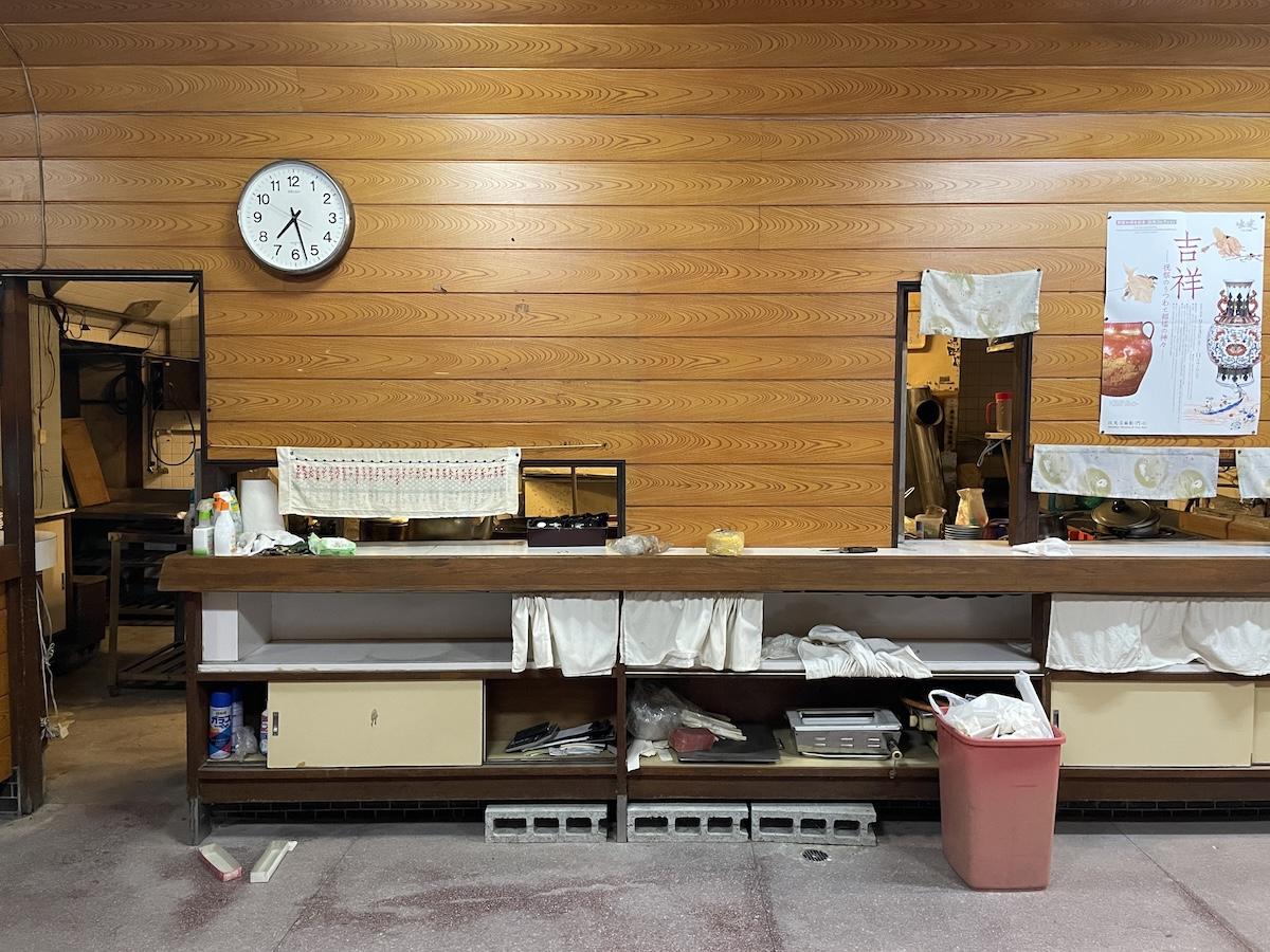 福岡県直方市須崎町の売買物件/厨房と客席の間の壁は割としっかり仕切られてます。