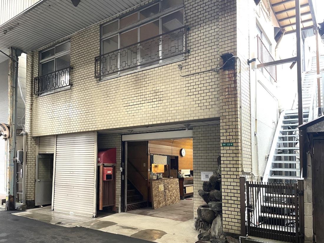 福岡県直方市須崎町の売買物件/建物右側にある階段から3Fの住居スペースへ行けます。