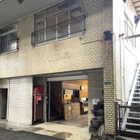 福岡県直方市須崎町の売買物件/建物右側にある階段から3Fの住居スペースへ行けます。