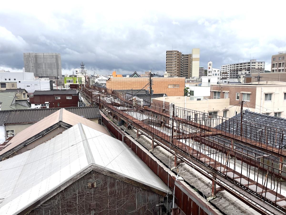 福岡県直方市須崎町の売買物件/バルコニーからアーケードの上部を眺められるのは中々の珍光景。