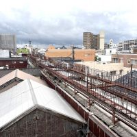 福岡県直方市須崎町の売買物件/バルコニーからアーケードの上部を眺められるのは中々の珍光景。