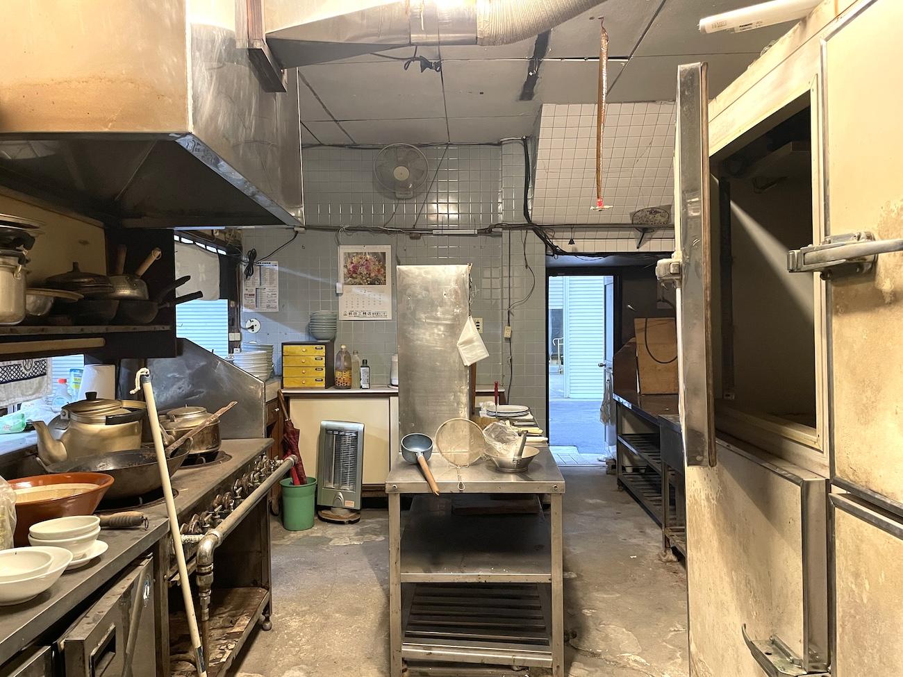 福岡県直方市須崎町の売買物件/厨房内は大分渋いので、使用するには手直しが必要です。