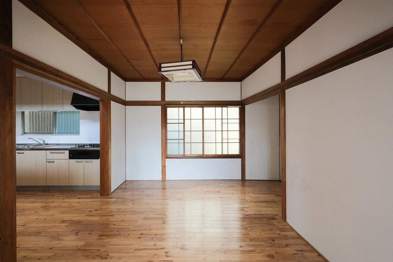 福岡市中央区谷の賃貸物件/ダイニング横の和室もつなげて、床は桜の無垢。