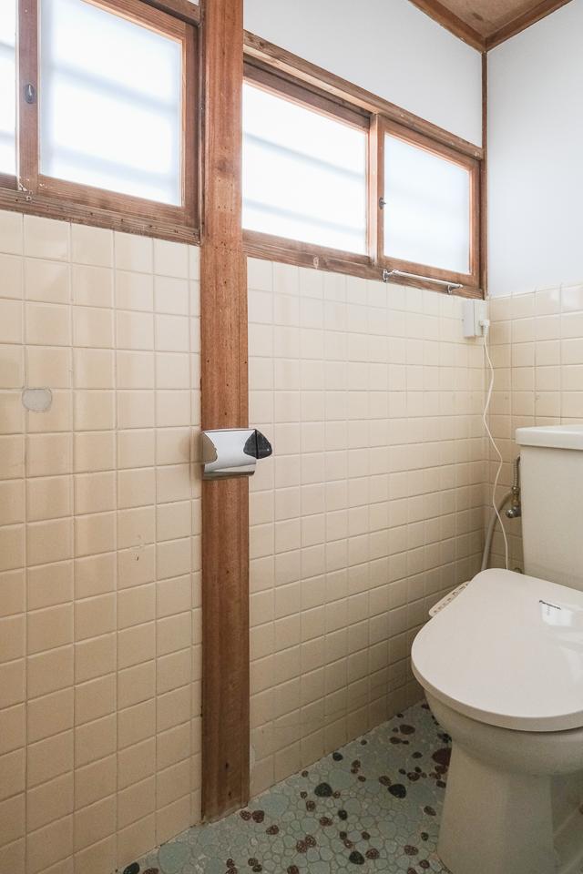 福岡市中央区谷の賃貸物件/トイレは新しめ。タイルに、昔の名残。