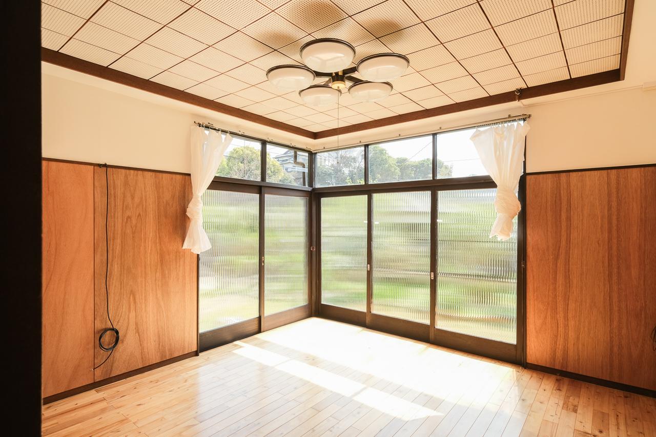 福岡市中央区谷の賃貸物件/母屋から少しせり出した書斎8帖。建具の渋さ、いい。