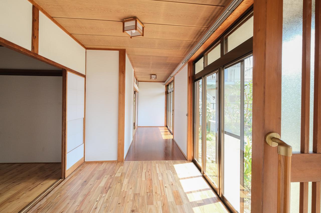 福岡市中央区谷の賃貸物件/長くて明るい広縁。ちょっとした一部屋みたい。