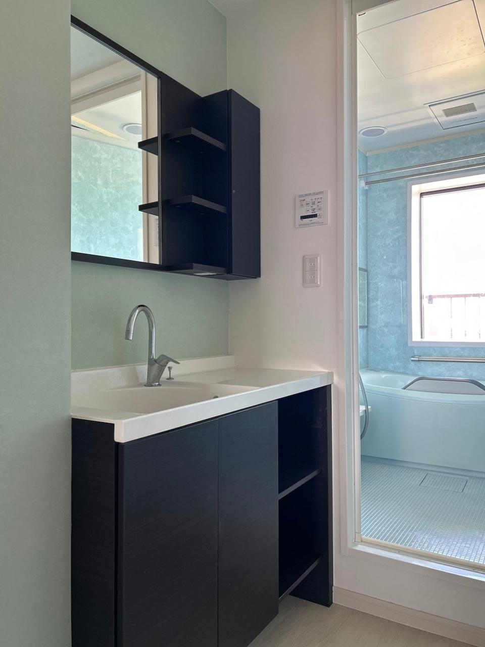 福岡市西区愛宕浜の売買物件/洗面スペース。玄関から水回りまでも段差がなく、スムーズにつながる動線です。