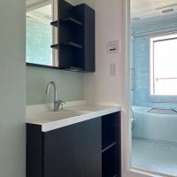 福岡市西区愛宕浜の売買物件/洗面スペース。玄関から水回りまでも段差がなく、スムーズにつながる動線です。