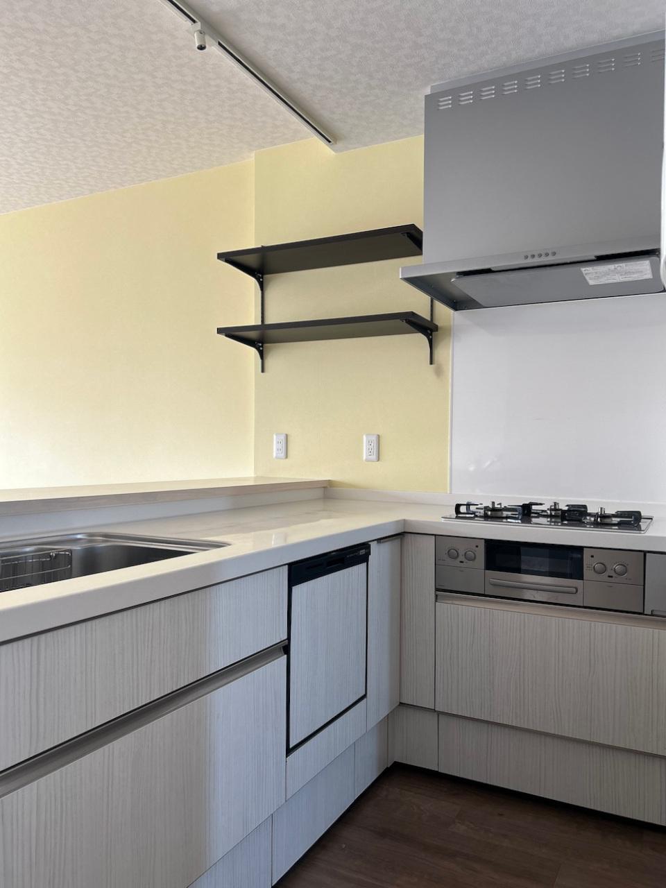 福岡市西区愛宕浜の売買物件/L字型キッチン。作業スペースがゆったりと使えます。