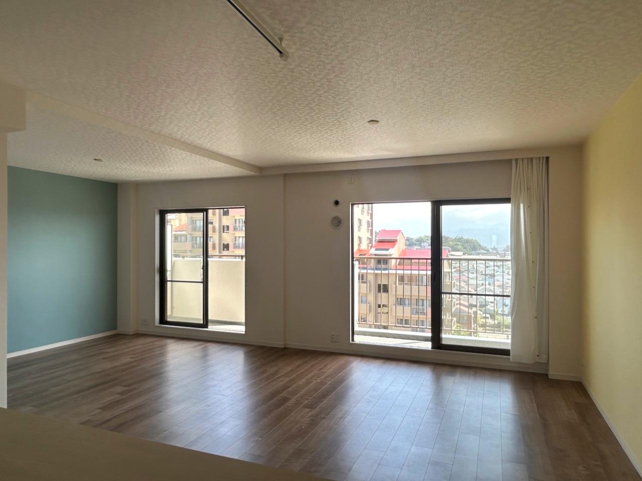 福岡市西区愛宕浜の売買物件/キッチンから見たリビングスペース。