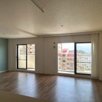 福岡市西区愛宕浜の売買物件/キッチンから見たリビングスペース。