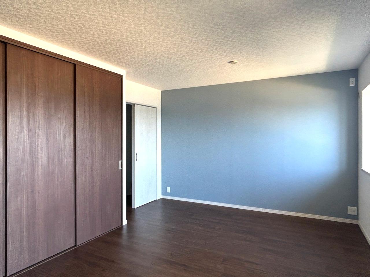 福岡市西区愛宕浜の売買物件/北側の洋室。スカイブルーのクロスがやわらかく、空間に軽さをつくっています。