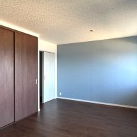 福岡市西区愛宕浜の売買物件/北側の洋室。スカイブルーのクロスがやわらかく、空間に軽さをつくっています。