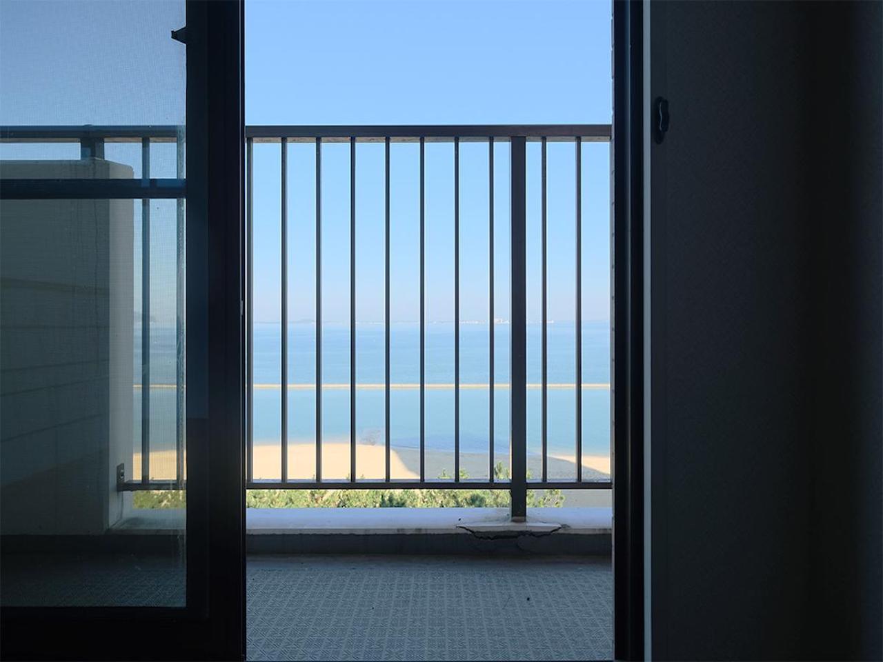 福岡市西区愛宕浜の売買物件/バルコニーの一部には格子を採用。視線を下ろしても、海が途切れないのが嬉しいところです。