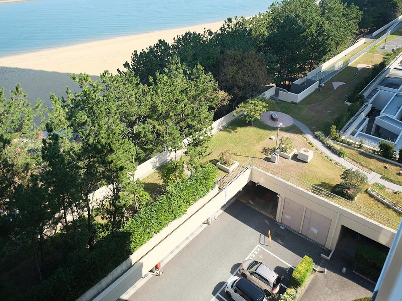 福岡市西区愛宕浜の売買物件/建物から海までの距離感。緑があふれる、ゆとりある共用部も魅力です。