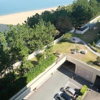 福岡市西区愛宕浜の売買物件/建物から海までの距離感。緑があふれる、ゆとりある共用部も魅力です。