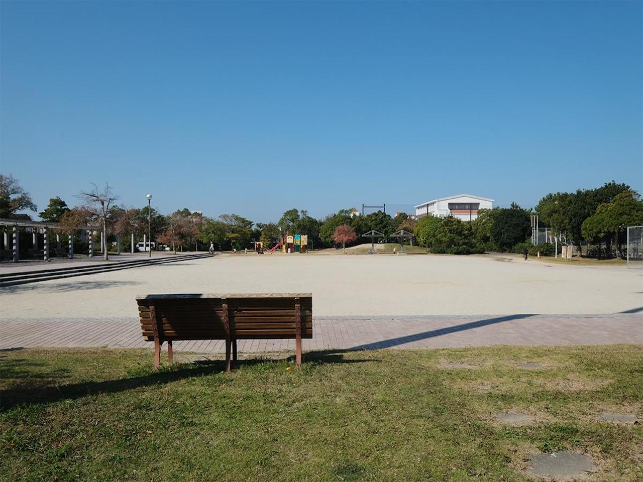 福岡市西区愛宕浜の売買物件/近くの公園では、子どもたちがのびのびと過ごしている光景がありました。