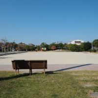 福岡市西区愛宕浜の売買物件/近くの公園では、子どもたちがのびのびと過ごしている光景がありました。