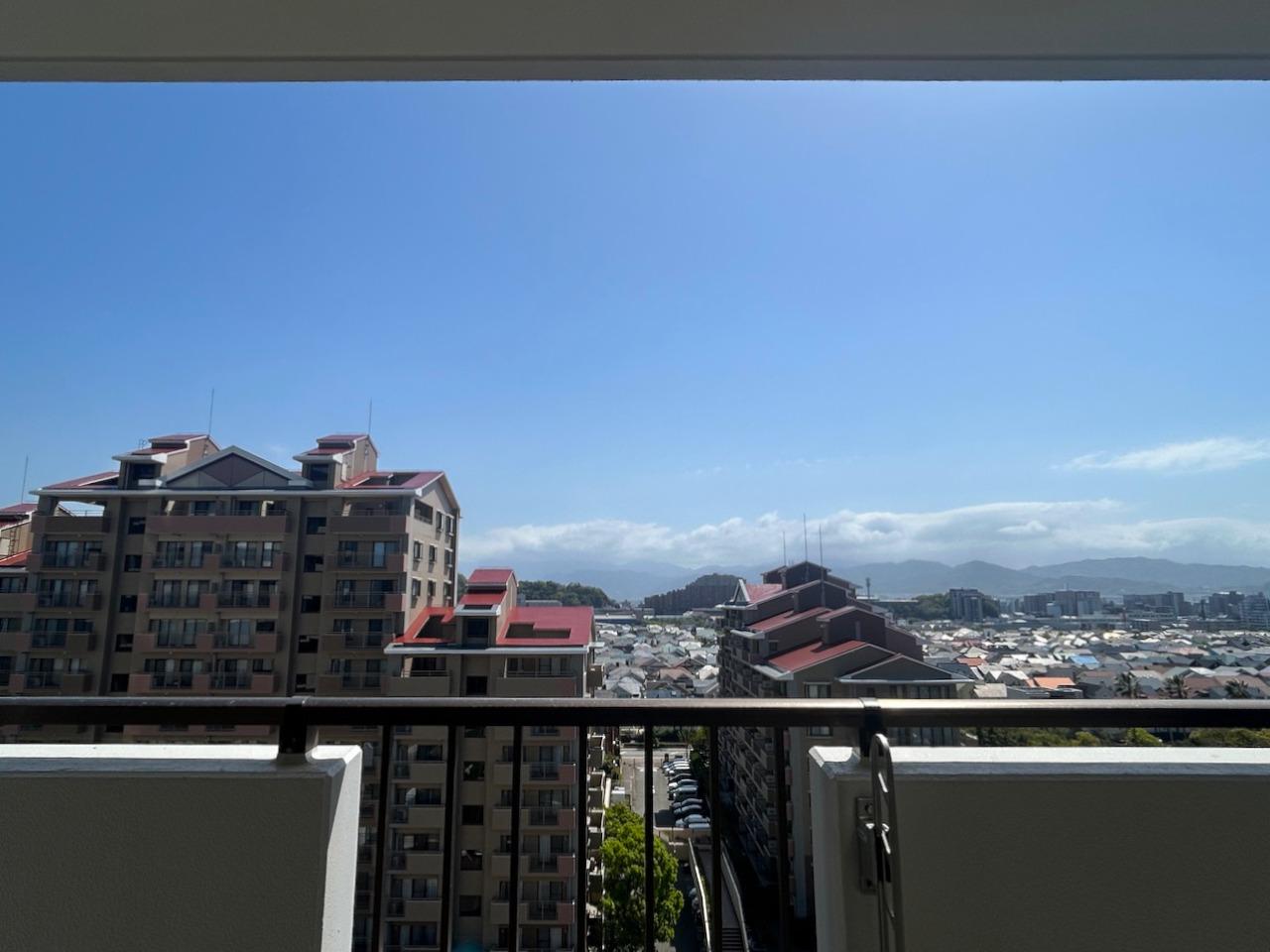 福岡市西区愛宕浜の売買物件/正面から見た眺めはこんな感じ。建物はありますが、視線はそれほど気になりません。