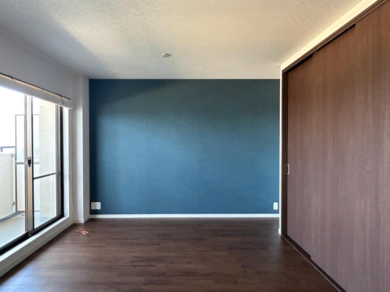 福岡市西区愛宕浜の売買物件/正面は濃いブルーのクロスで、海を連想させる空間。